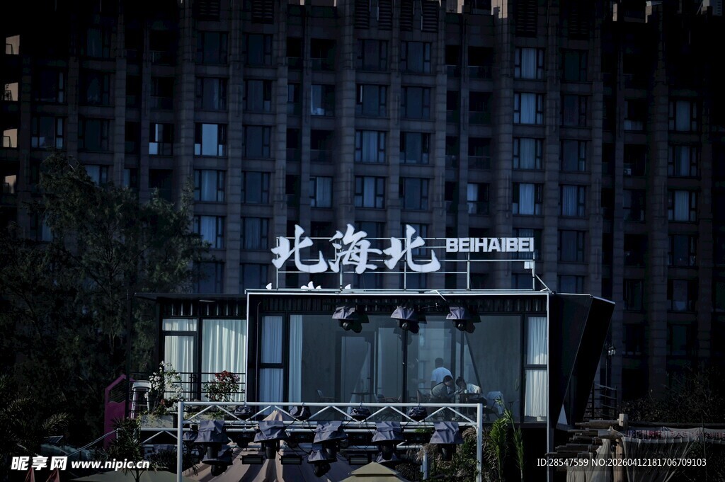 夜晚的龙湖冠寓大楼