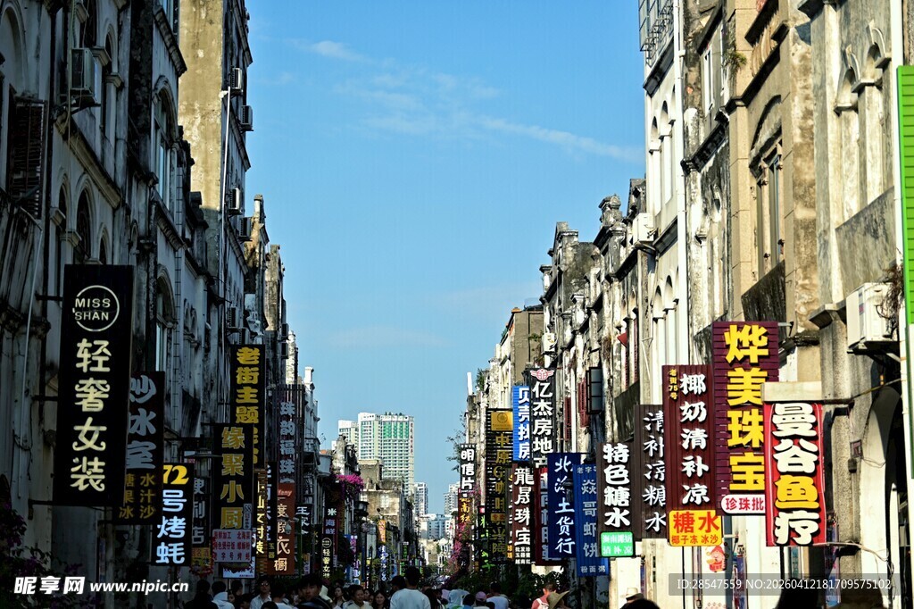 繁华街道的多彩店铺招牌