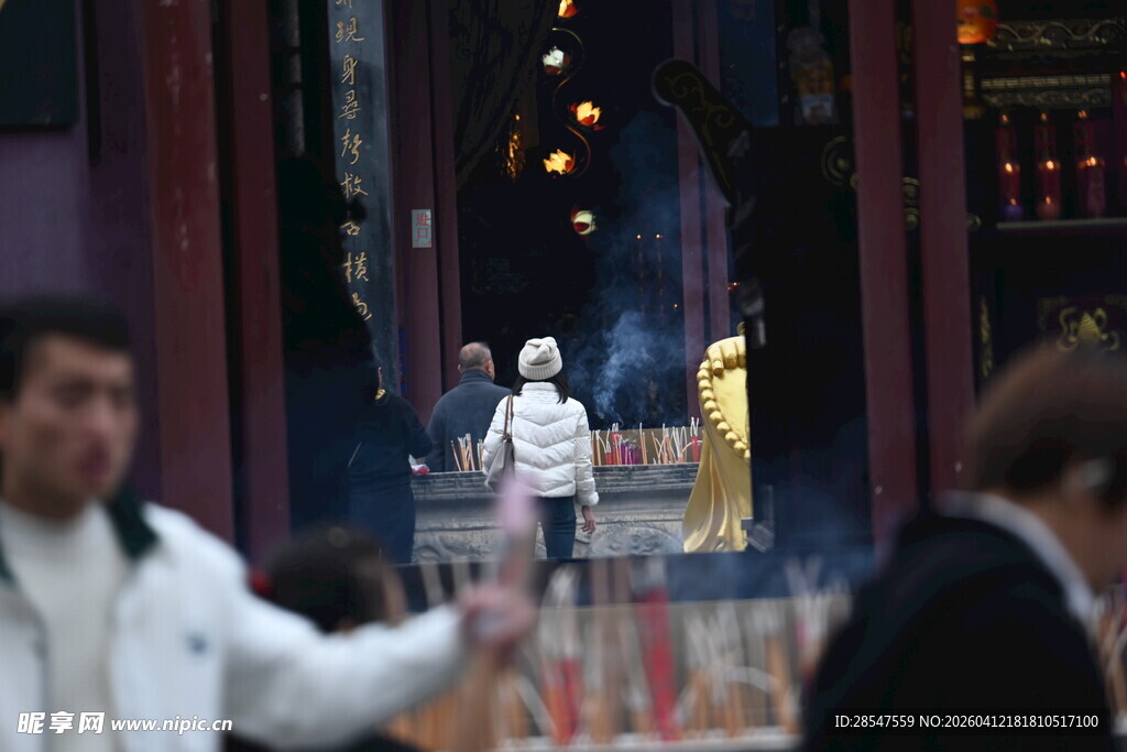 寺庙前人群与祈福场景