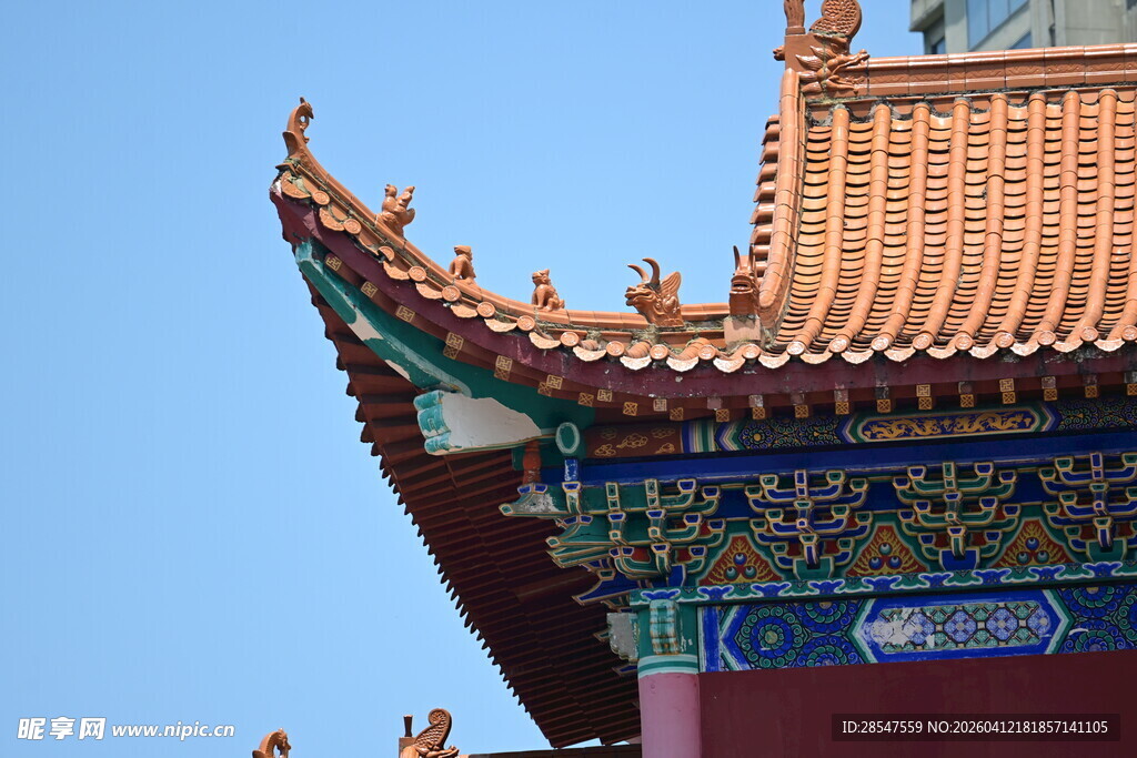 中式古建筑屋檐一角