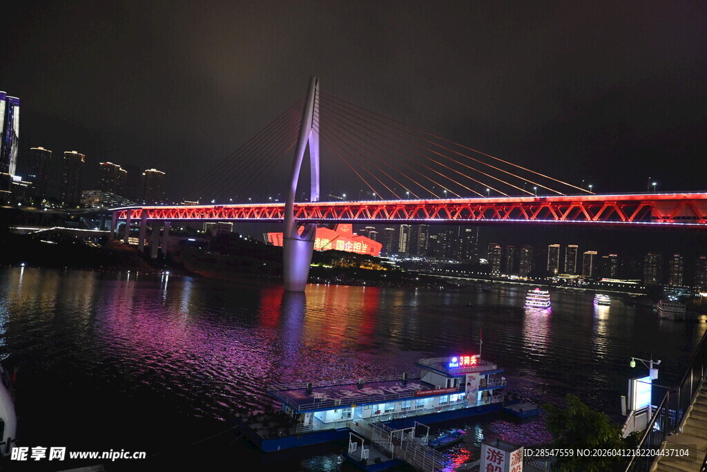 重庆夜景下的璀璨跨江大桥