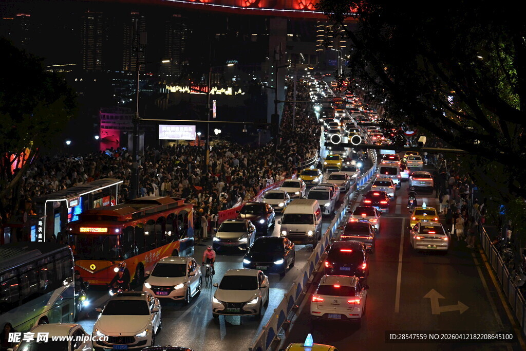 城市夜晚繁忙的拥堵车流