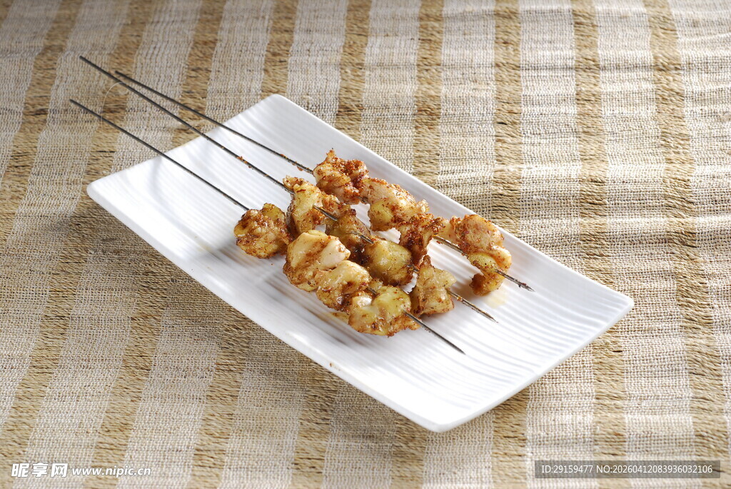 美味鸡肉串摆放在白盘上