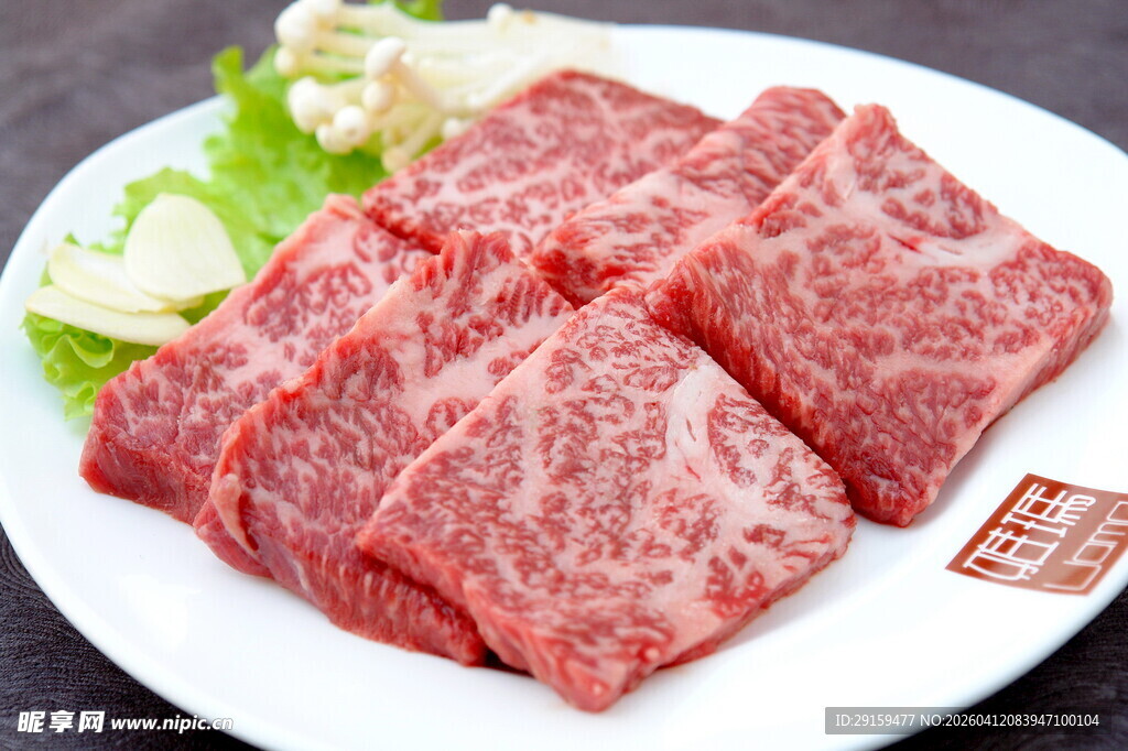 新鲜生牛肉块摆放在盘中