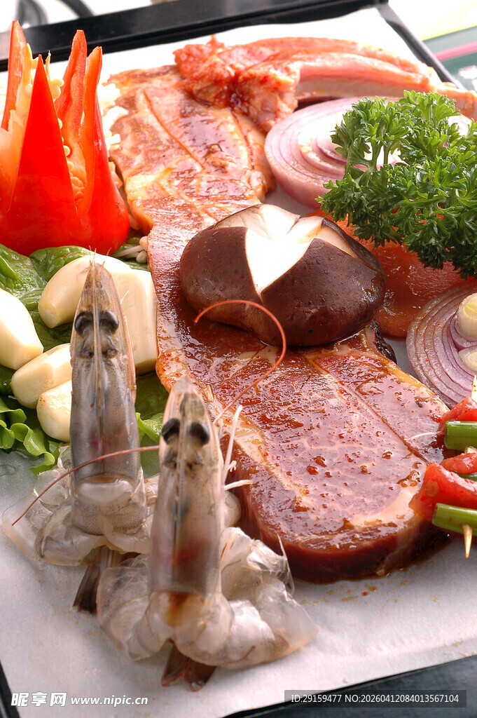 丰盛海鲜肉类拼盘美食