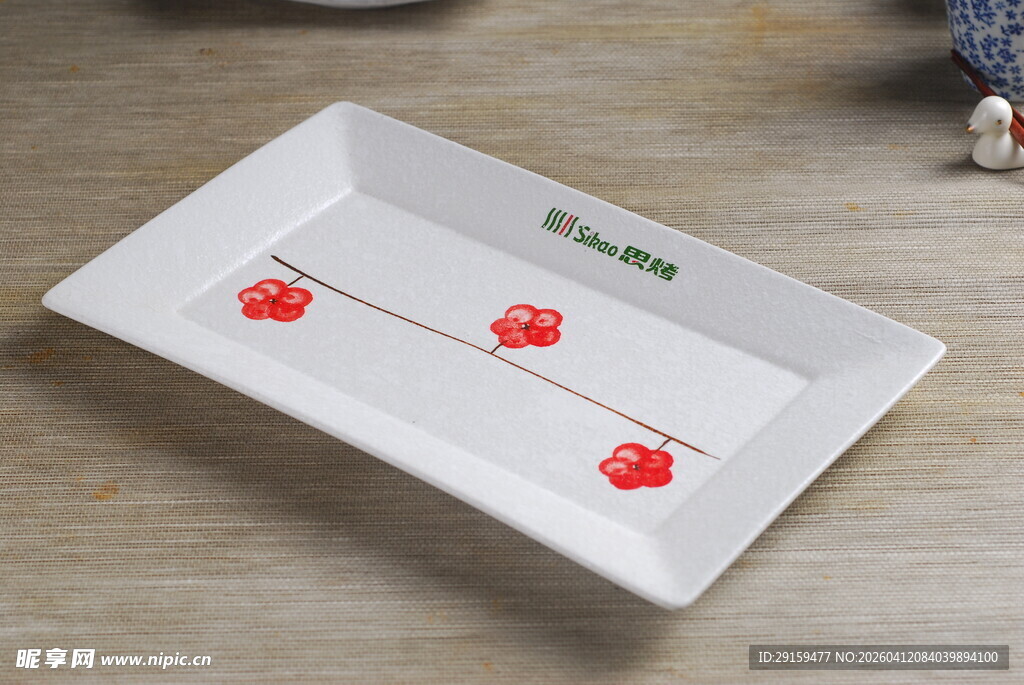 白色餐盘上的红色装饰图案