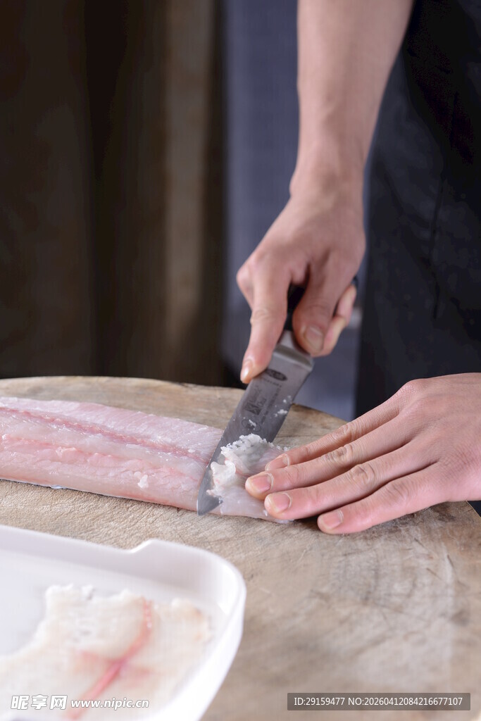 厨师切生肉场景