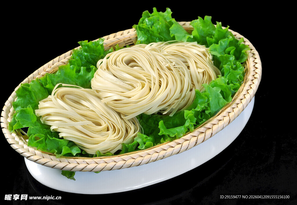 盘中鲜面条配翠绿生菜