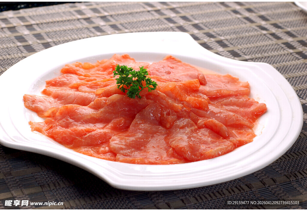 鲜嫩牛肉片摆盘精致