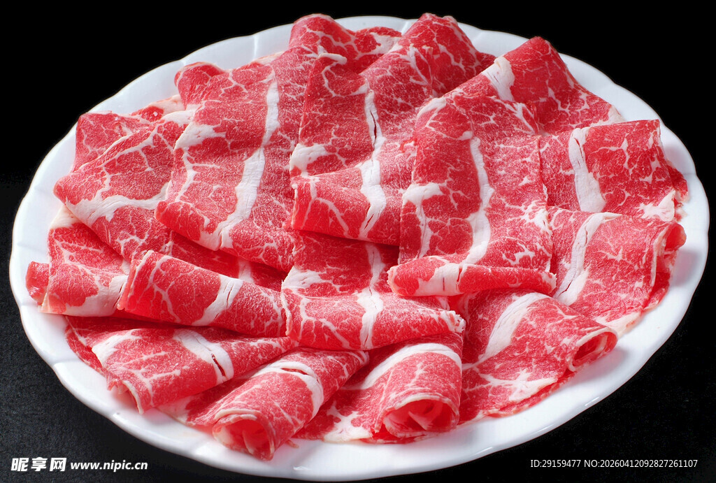 新鲜牛肉卷摆放在盘中