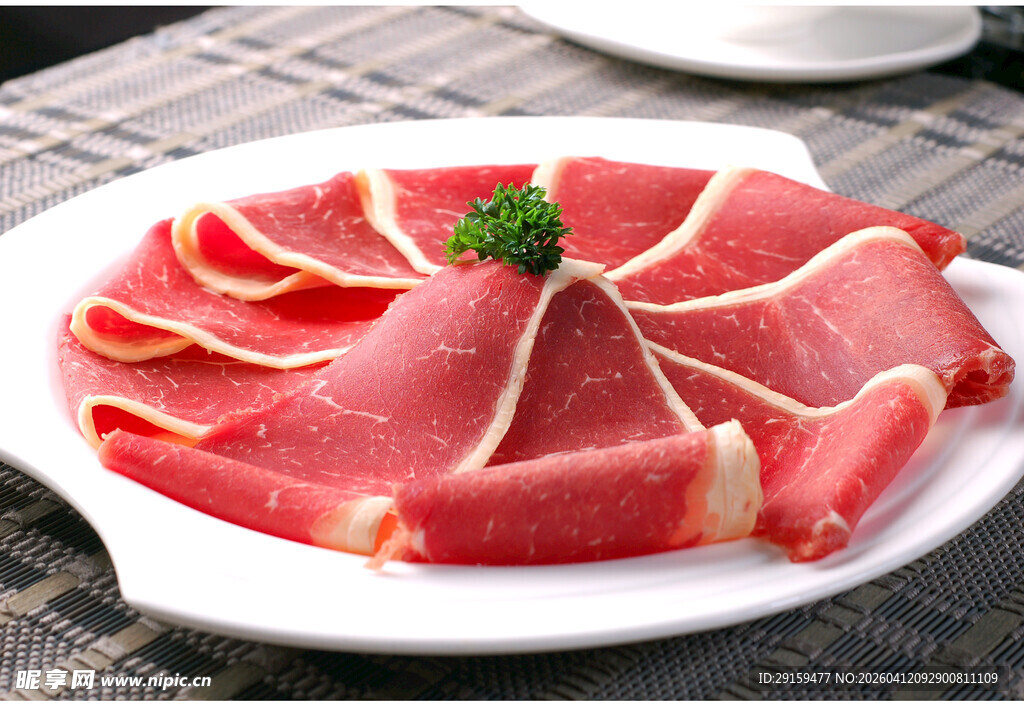 鲜切牛肉片摆盘精致诱人