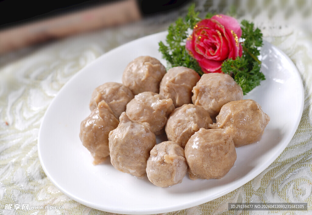 美味手工牛肉丸摆拍