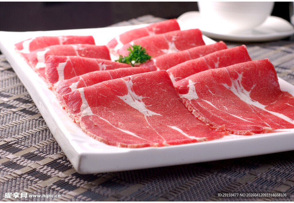 新鲜美味的片状牛肉摆盘