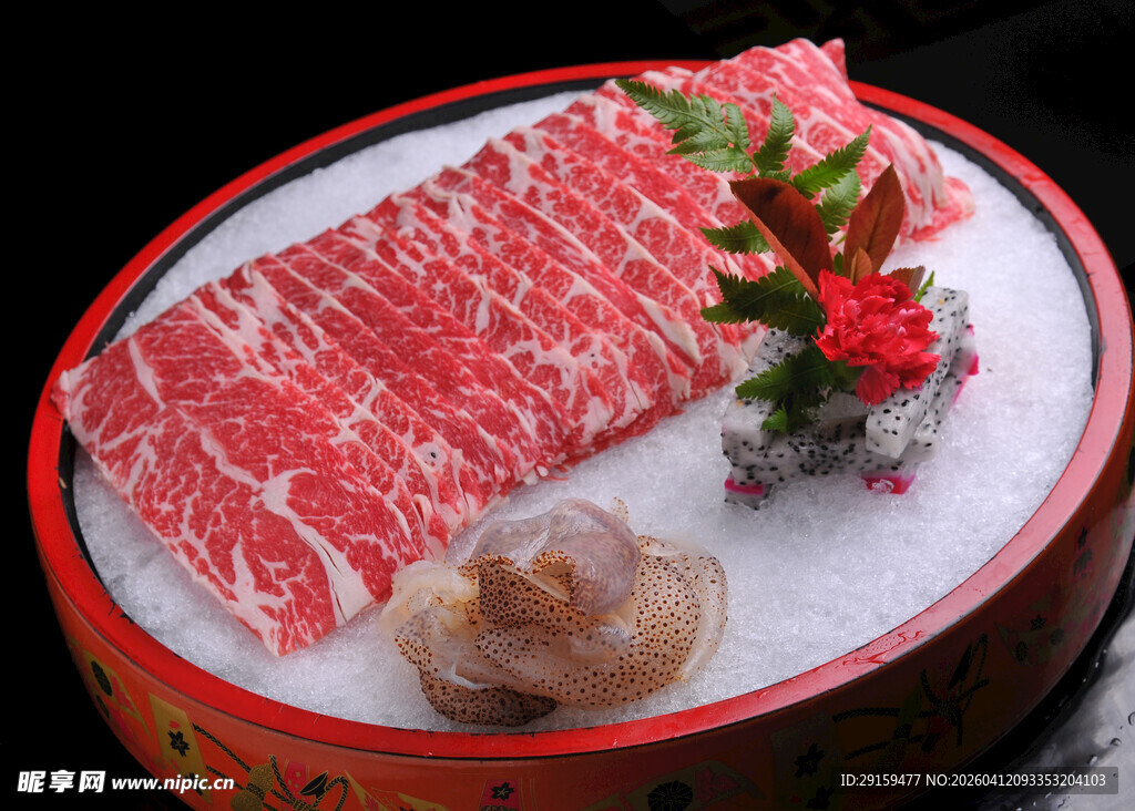 精致摆盘的顶级雪花牛肉