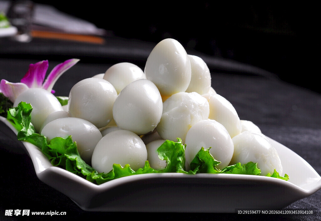 一盘鲜嫩的白煮鹌鹑蛋