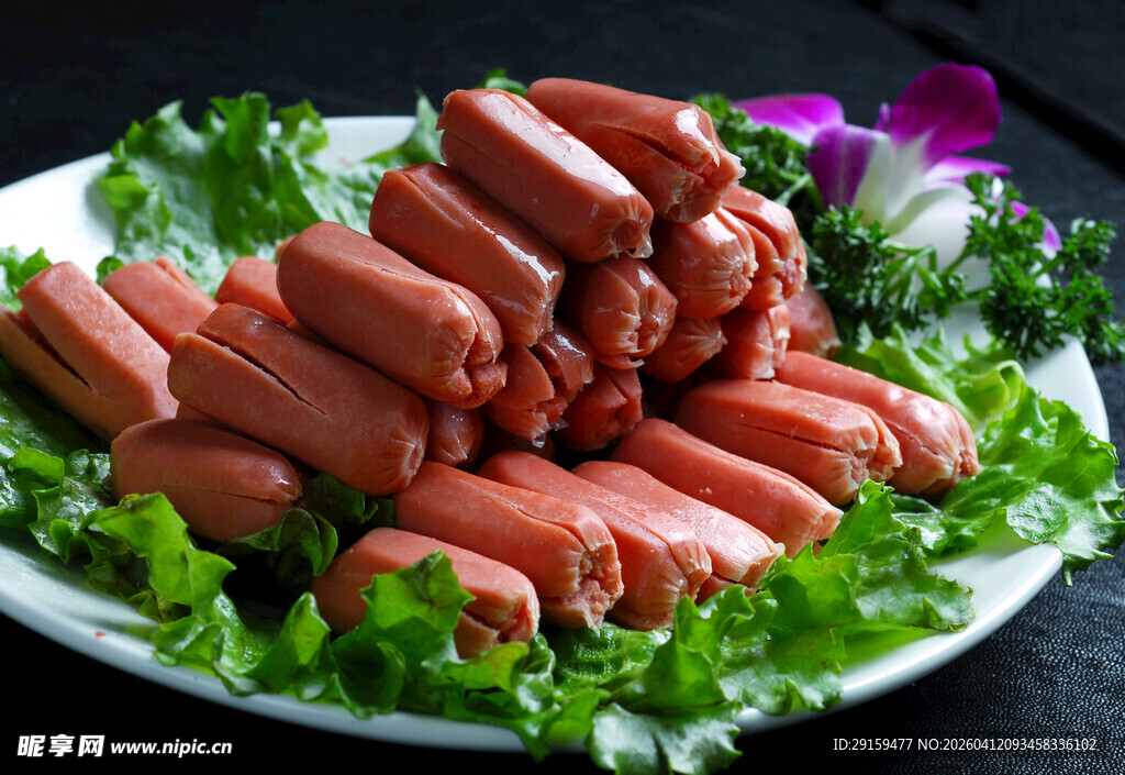 美味烤肠配新鲜生菜