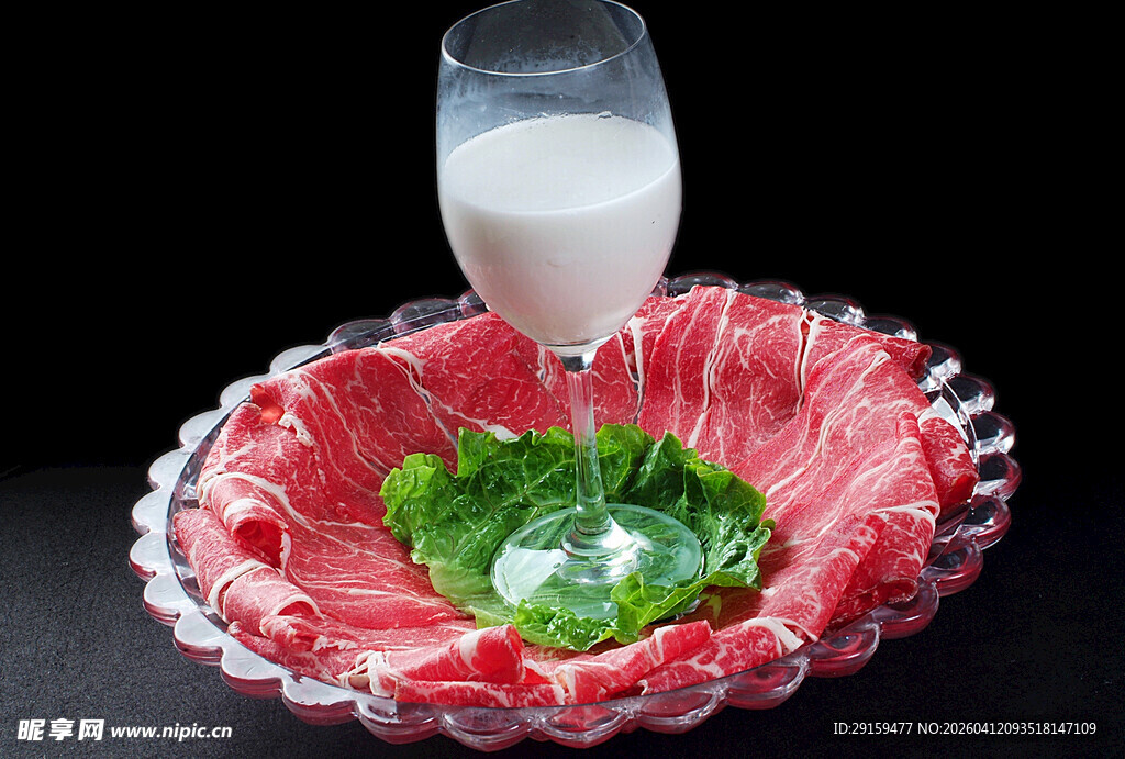 牛奶浇淋新鲜牛肉片