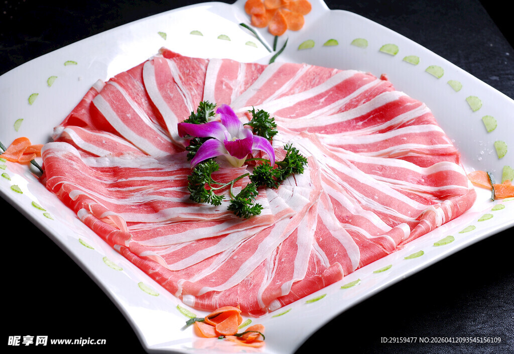 精美摆盘的鲜嫩肥牛