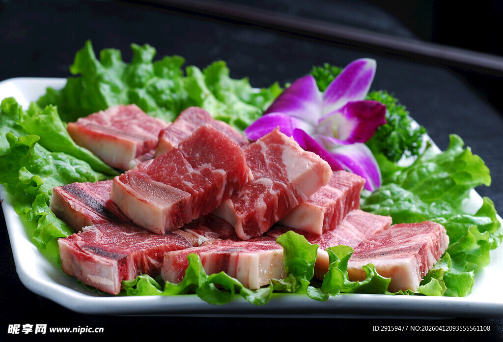 鲜嫩牛肉摆盘配绿叶花卉