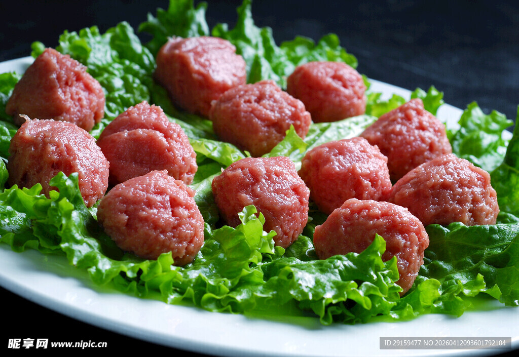 生菜上的美味鲜肉丸