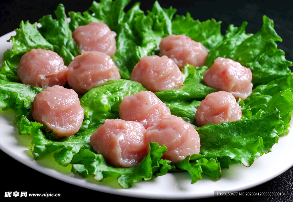 鲜嫩肉丸配生菜摆盘
