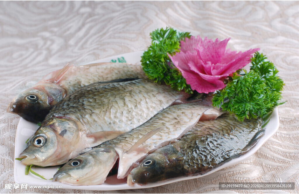 新鲜活鱼摆盘配花卉装饰