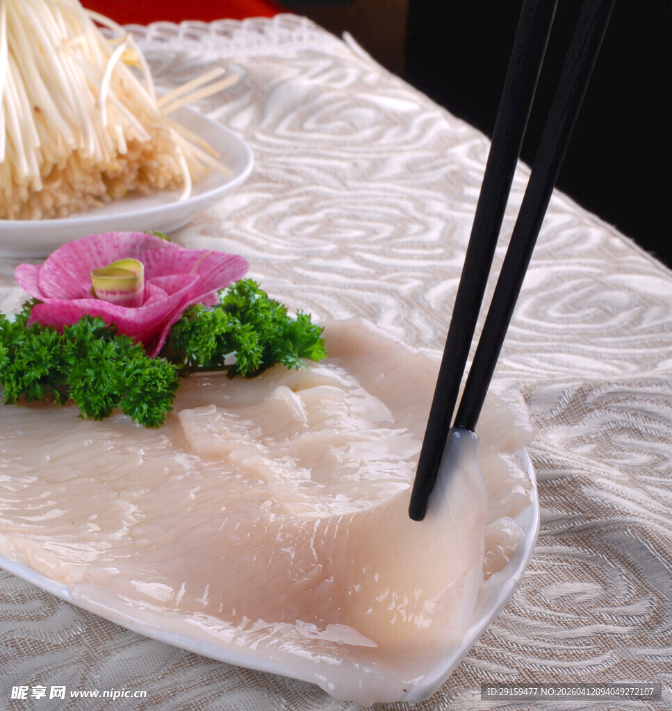 鲜鱼片摆盘配筷与装饰