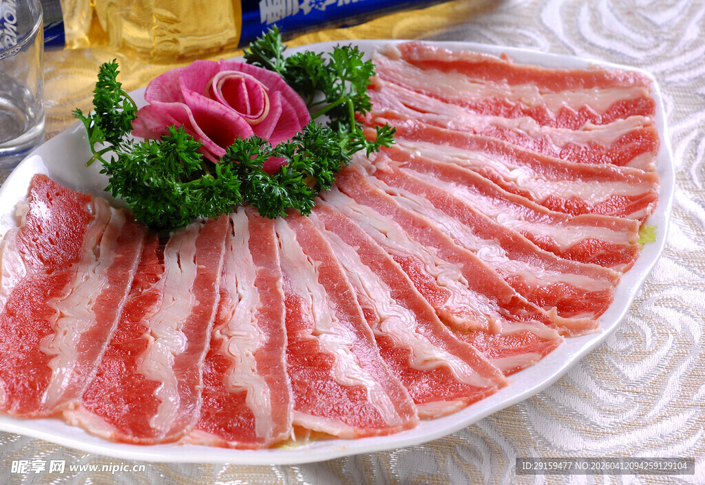 精美摆盘的鲜嫩羊肉卷