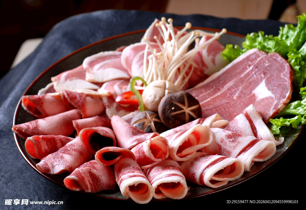 丰盛美味的肉片拼盘