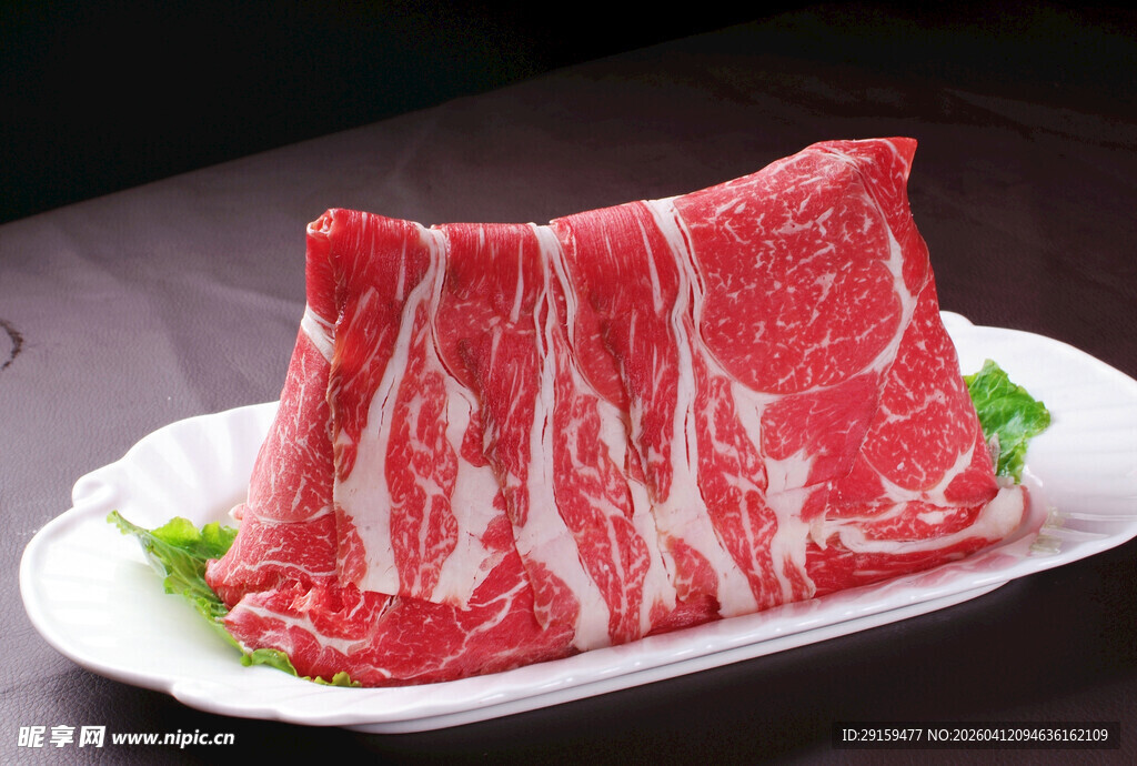 鲜嫩雪花牛肉摆盘展示