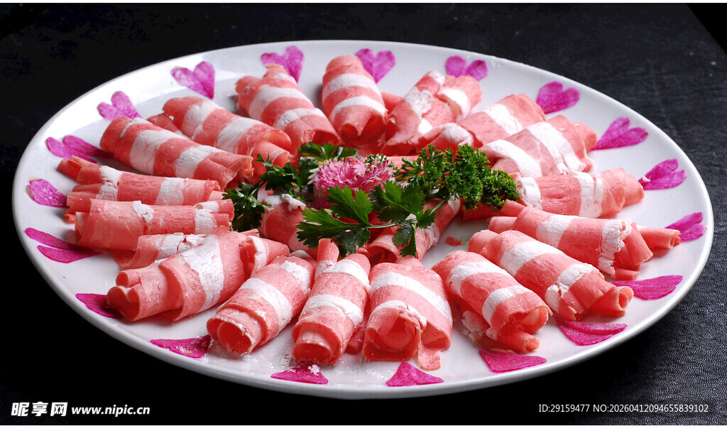 精美摆盘的鲜嫩羊肉卷