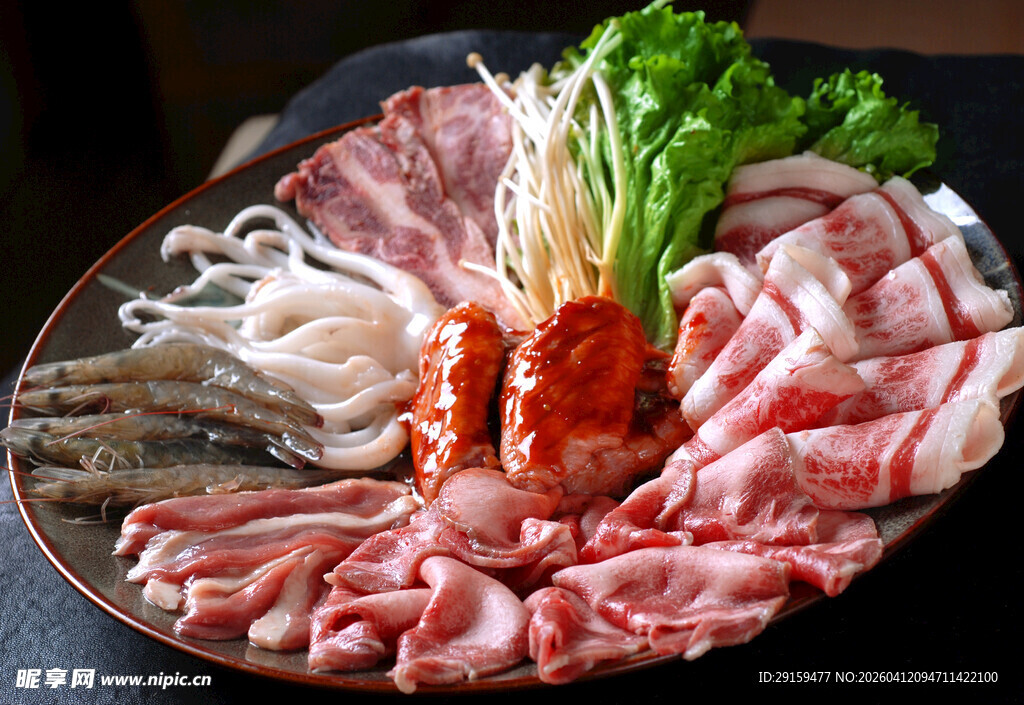 丰盛日式火锅涮肉食材拼盘