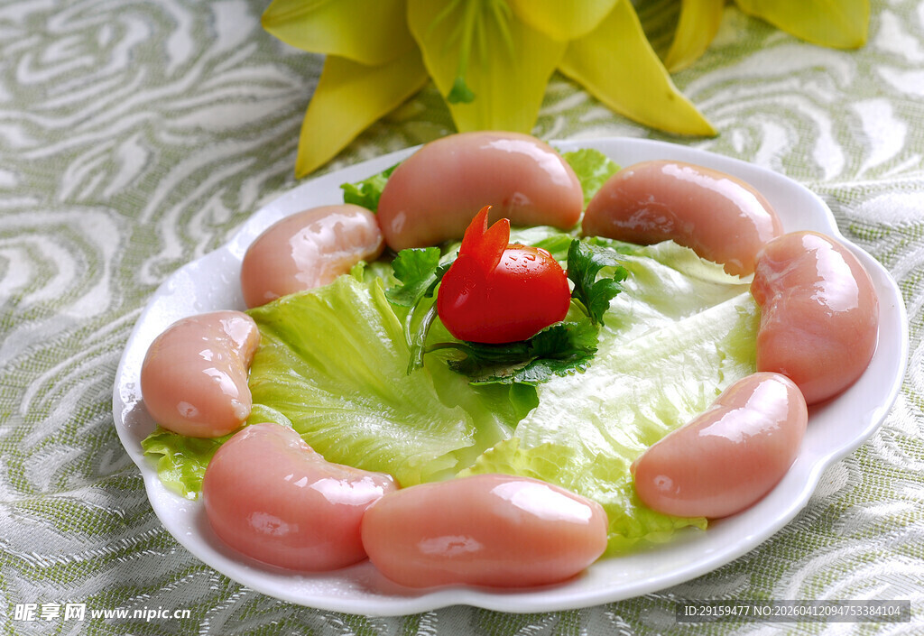 生菜围边的美味香肠拼盘