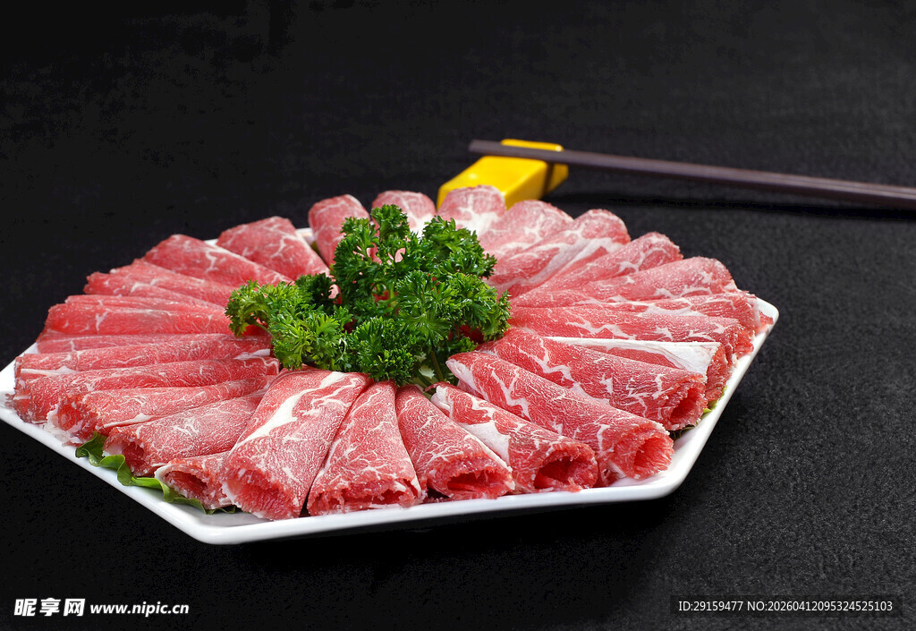 新鲜羊肉片摆盘待涮