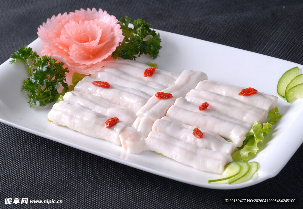 精致摆盘的美味虾肉卷
