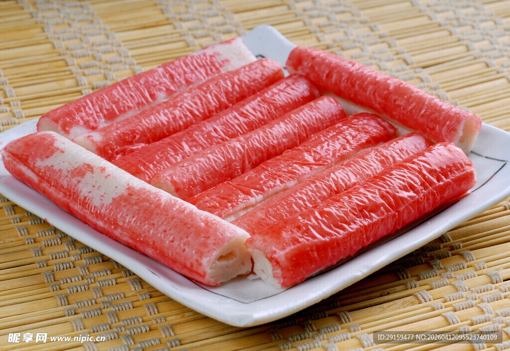鲜牛肉卷摆放在盘中