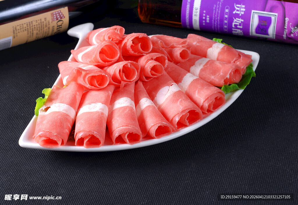 精美摆盘的鲜嫩羊肉卷