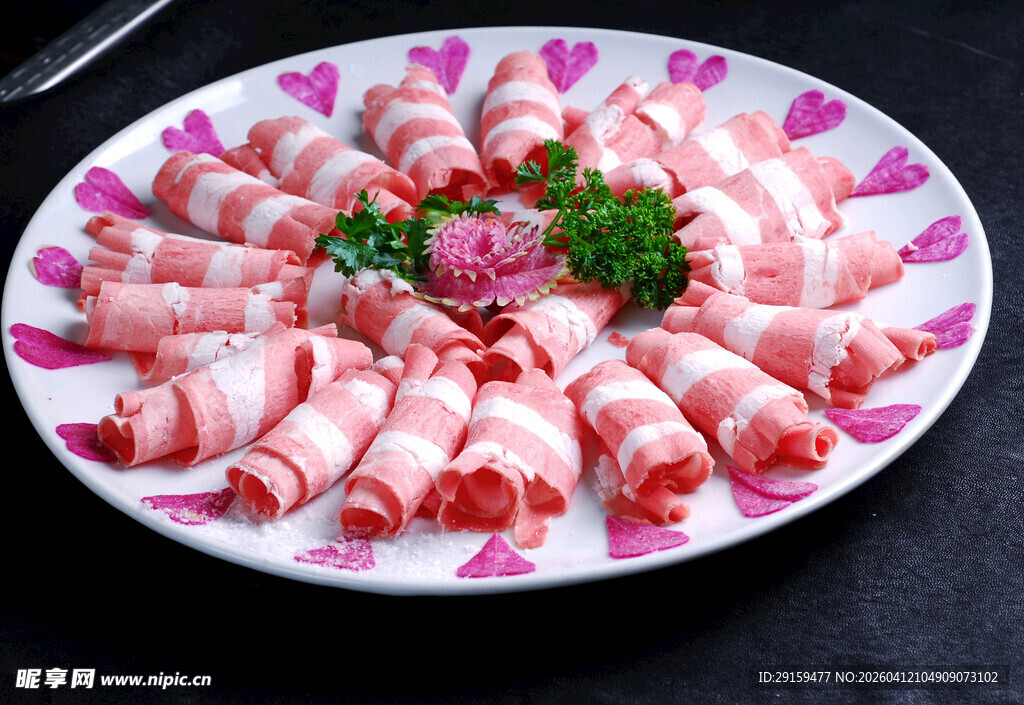 精美摆盘的羊肉卷