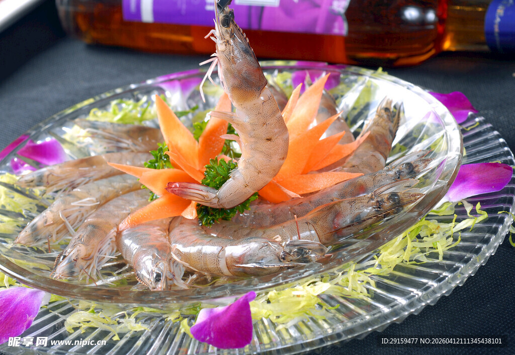 精美摆盘的刺身鲜虾