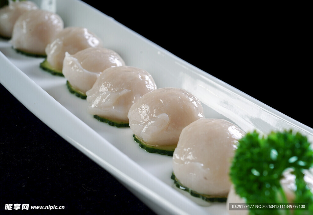 精致摆盘的美味虾肉丸子