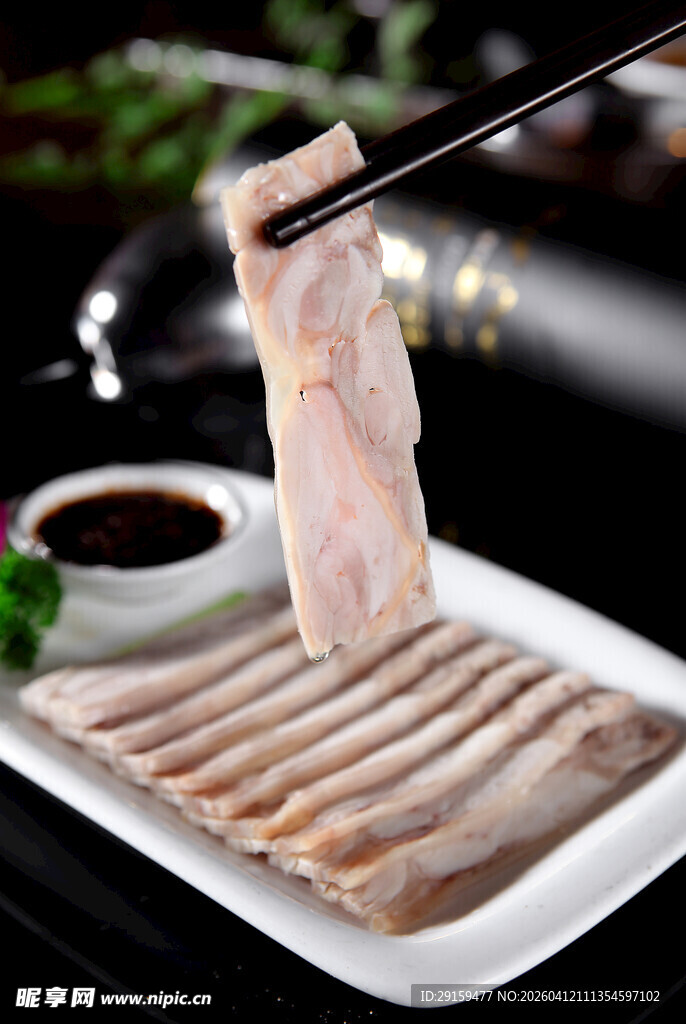 筷子夹起鲜切生鱼片