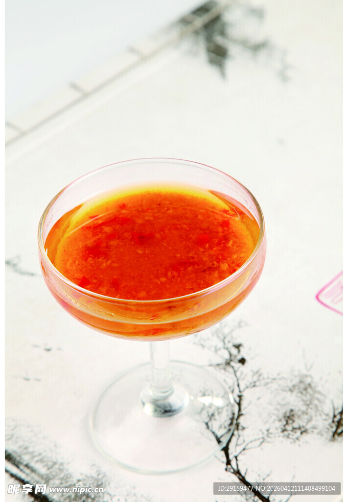 精致杯装红色美味甜点