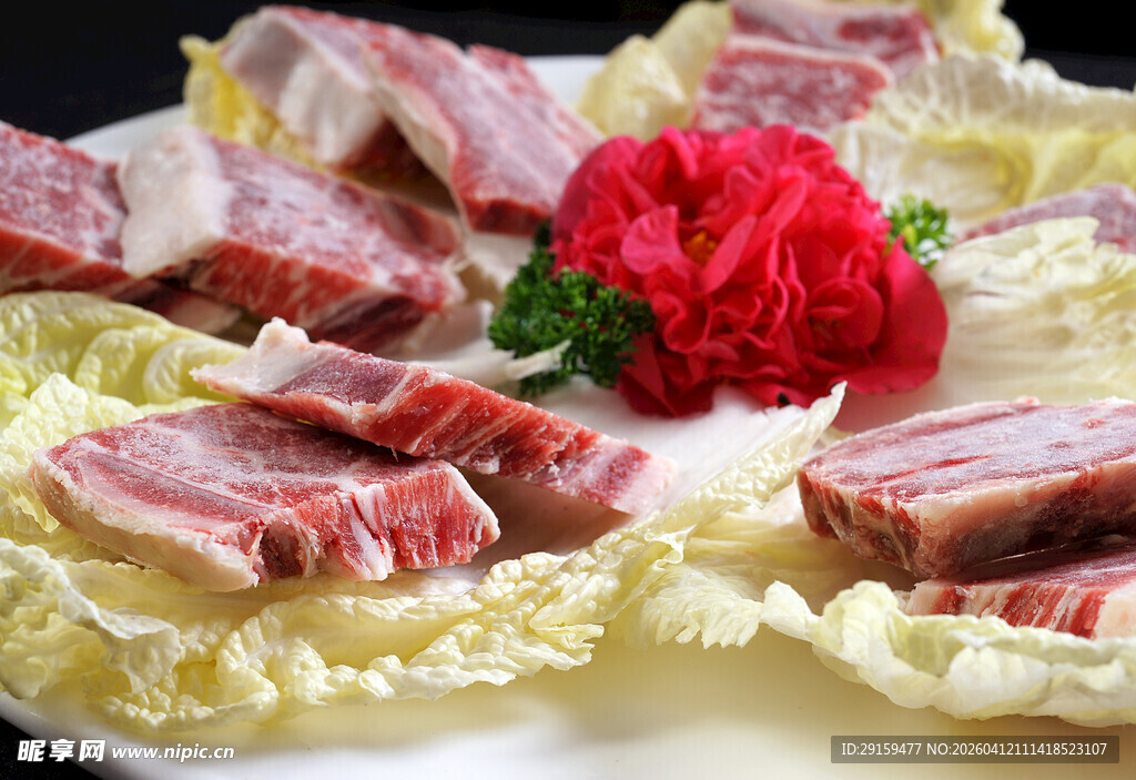 新鲜肉片配白菜摆盘精美