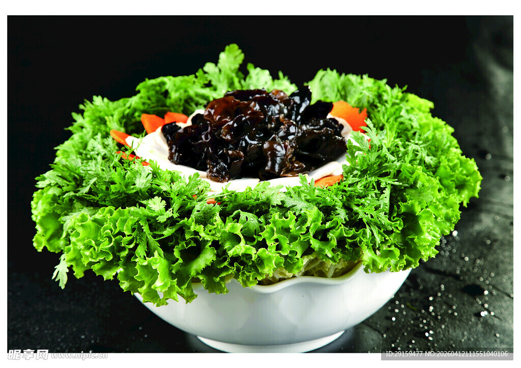 生菜围边的美味木耳