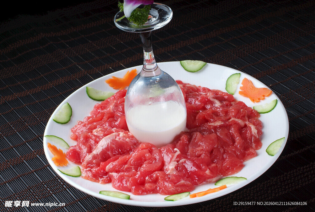 盘中鲜嫩牛肉配酒杯