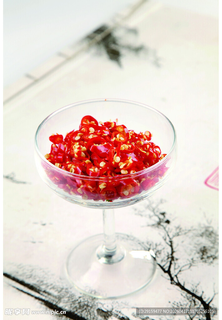 玻璃杯中盛着的红樱桃