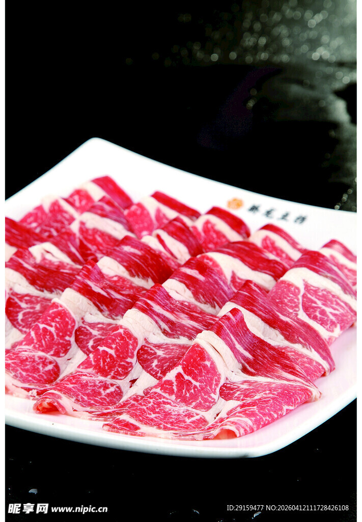 新鲜肥牛肉片摆盘中