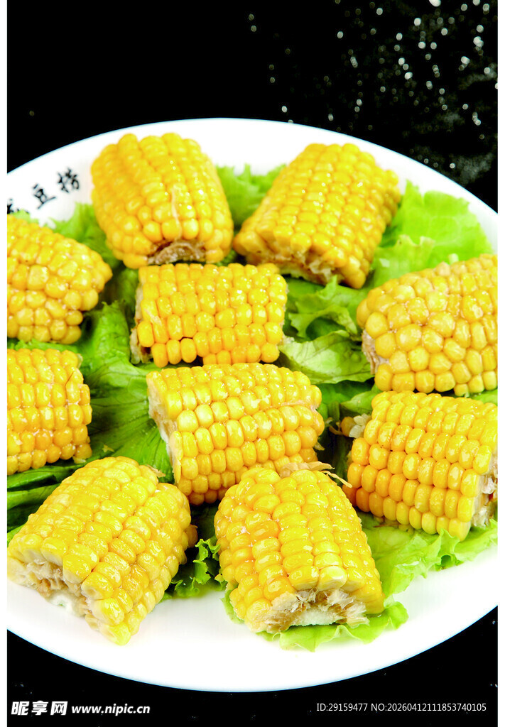美味玉米卷摆放在生菜上