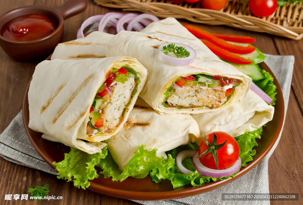 美味鸡肉卷摆放在盘中