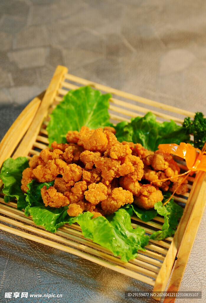 竹盘生菜配美味炸鸡块